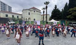 İzmir'de öğrencilerden Cumhuriyet Bayramı etkinliği