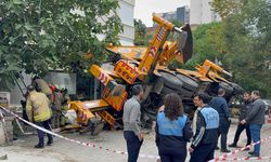 Kadıköy'de yan yatan vinç binaya ve 2 araca çarptı