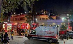 Kartal Koşuyolu Eğitim ve Araştırma Hastanesinin çatısında çıkan yangına müdahale ediliyor