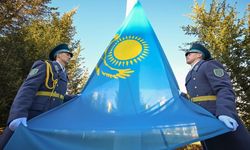 Kazakistan'da Cumhuriyet Günü bayrak törenleriyle kutlandı