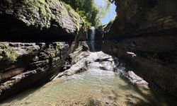 Kirazlı Çayı'nın geçtiği kanyon şelaleleriyle ziyaretçilerini etkiliyor