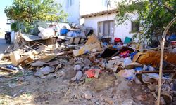 Kırklareli'nde bir evden 8 kamyon çöp ve atık malzeme çıkarıldı