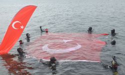 Kocaeli'de dalgıçlar Cumhuriyet'in 103. yılını denizde bayrak açarak kutladı