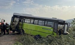 Kocaeli'de şarampole düşen özel halk midibüsünün altında kalan sürücü öldü