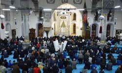 Kütahya'da öğrenciler ve aileleri sabah namazında bir araya geldi