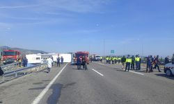 Manisa'da tır ile yolcu otobüsü çarpıştı