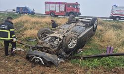 Mardin'de devrilen otomobildeki 3 kişi yaralandı
