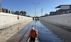 Mersin'de sağanaktan etkilenen alanlarda temizlik ve tahliye çalışması yapılıyor