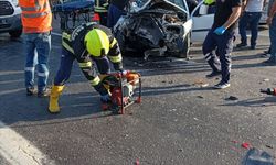 Mersin'de tıra çarpan hafif ticari araçtaki 2 kişi öldü, 1 kişi yaralandı