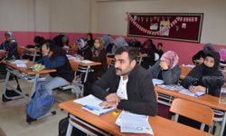 Muş'ta yetişkinler okuma yazma öğrenme hayallerini gerçekleştiriyor