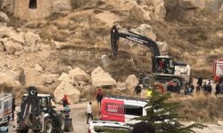 Nevşehir'de peribacasından kopan kaya parçalarının altında kalan 2 kişi hayatını kaybetti