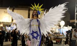 On binlerce Netanyahu muhalifi seçim öncesinde Tel Aviv'de toplandı