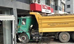 Pendik'te kamyonun eczaneye çarptığı kazada 7 kişi yaralandı