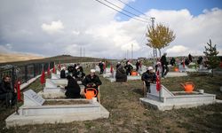 PKK'lı teröristlerin katlettiği 33 Yavi şehidi mezarları başında anıldı