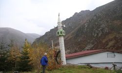 Rize'de çığ riskine karşı çelik varilden yapılan minare bu kış öncesi yine yatırıldı