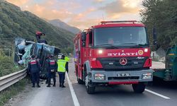 Sakarya'da devrilen kiremit yüklü tır ulaşımı aksattı