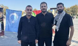 Sakarya'da vatandaşlar, Gazze'deki soykırıma 'Sinvar pozuyla' tepki verdi