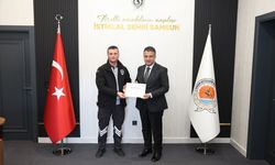Samsun'da güvenlik görevlisinin hemzemin geçitte çocuğu kurtarması kamerada