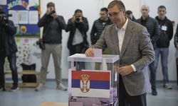 Sırbistan'daki erken genel seçimde parti temsilcileri de oylarını kullandı