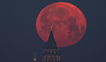 İstanbul'da gökyüzü dolunay ile renklendi