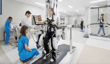 Depremde felç kalanları robotlar ayağa kaldırıyor