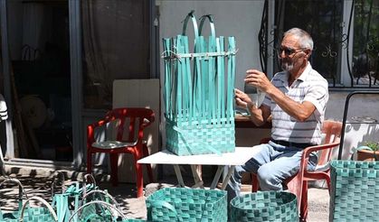Atık plastik şeritleri sepet ve çantalara dönüştürüyor