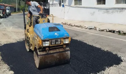 Efes Selçuk’ta Barutçu–Zeytinköy güzergahında asfalt onarımı