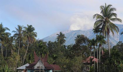 Endonezya'dak, Marapi Dağı yeniden kül püskürttü
