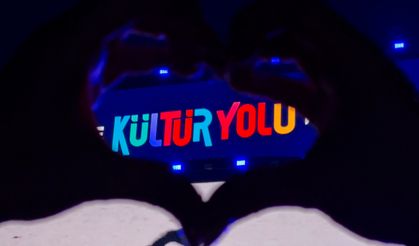 Şarkıcı Ebru Yaşar Van'da konser verdi