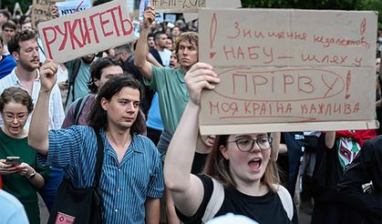 Ukrayna'da, yolsuzluğa karşı mücadele yetkisini kısıtlayan yasa protesto edildi