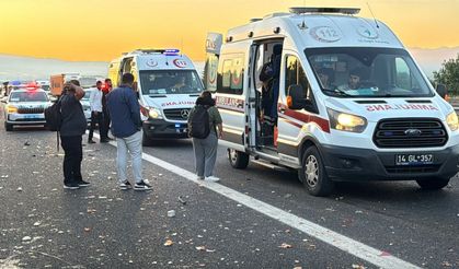 Anadolu Otoyolu'nun Bolu kesiminde otobüsün kamyona çarptığı kazada 1 kişi öldü, 10 kişi yaralandı