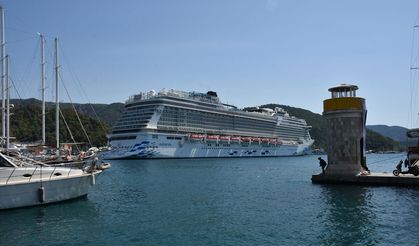 'Aroya' kruvaziyeri 2 bin 684 yolcusuyla Marmaris'e geldi