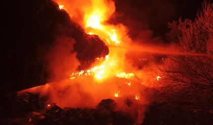 Çorum'da atık plastik yüklü tırda çıkan yangın söndürüldü