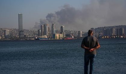 İzmir'de ormanlık alana sıçrayan yangına müdahale ediliyor