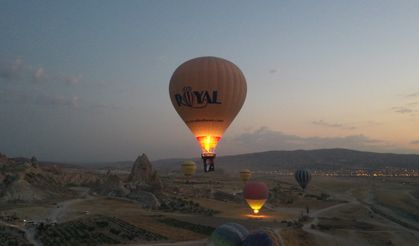 Kapadokya'da balonlar Türk bayraklarıyla uçtu