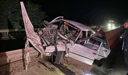 Afyonkarahisar'da refüje çarpan otomobildeki 7 kişi yaralandı