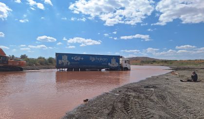 Kızılırmak'ta kuma saplanan tır 2 gün sonra çıkarıldı