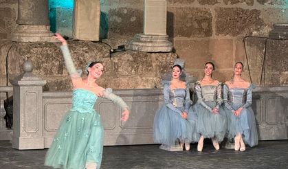 'Kuğu Gölü' balesi Aspendos Antik Tiyatrosu'nun tarihi atmosferinde sahnelendi