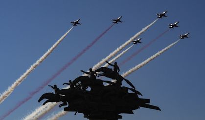 Türk Yıldızları ve SOLOTÜRK'ten İzmir'in kurtuluşunun 103. yılına özel gösteri