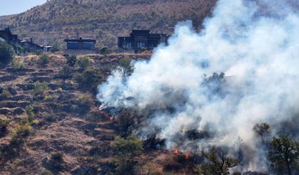 Biber ve patlıcan közlemek için yakılan ateşin sıçradığı çalılık alandaki yangın söndürüldü