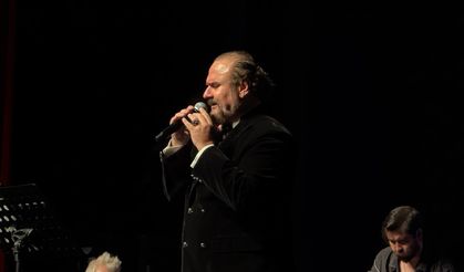 Bursa'daki 'Cumhuriyet Konseri'nde opera sanatçısı Hakan Aysev sahne aldı