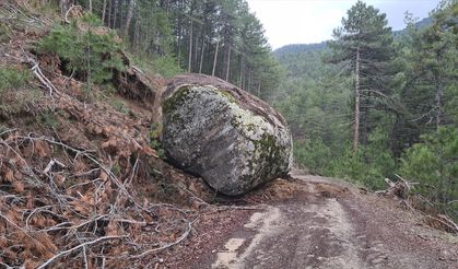 Sındırgı'daki depremin ardından Kütahya'da yamaçtan kopan kaya yolu kapattı