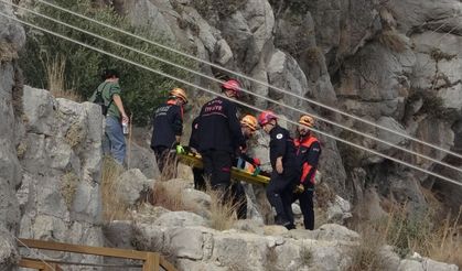 Adana'da Yılan Kalesi'nde düşen çocuk yaralandı