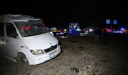 Denizli'de yolcu otobüsü ile minibüsün çarpıştığı kazada 10 kişi yaralandı