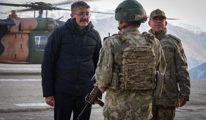 Hakkari Valisi Çelik ve 2. Ordu Komutanı Korgeneral Topaloğlu askeri birlikleri ziyaret etti