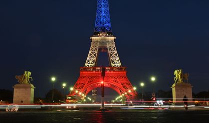 Paris, 2015 saldırılarının 10. yılında Eyfel Kulesi'ni Fransız bayrağı renkleriyle aydınlattı