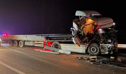 Sakarya'da kamyona çarpan tırın sürücüsü yaralandı