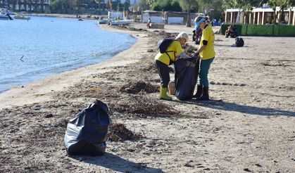 Bodrum'da kıyıya vuran atıklar gönüllüler tarafından temizlendi