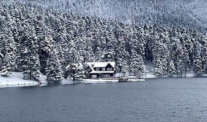 Gölcük Tabiat Parkı'nda kar yağışının ardından kış manzaraları oluştu