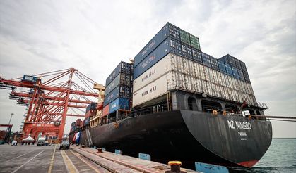 Sudan'a çadır ulaştıracak gemi Mersin'den uğurlandı